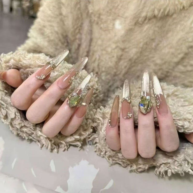 Extravagant atmosphere, handmade customized manicure, wearing manicure, sparkling Huazi diamond chain, cat's eye manicure