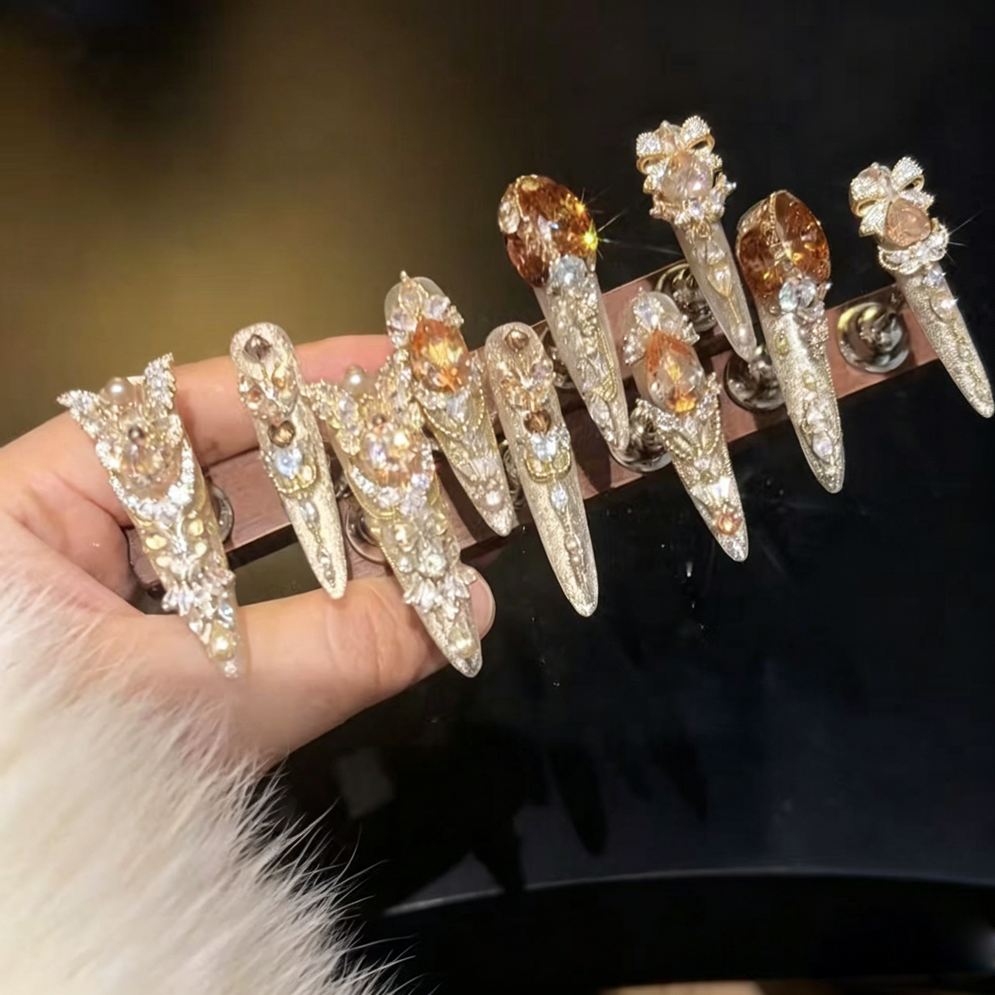 Explosive hand-worn armor, thin dog tip full of diamonds, heavy industry pure desire to smudge advanced wear manicure