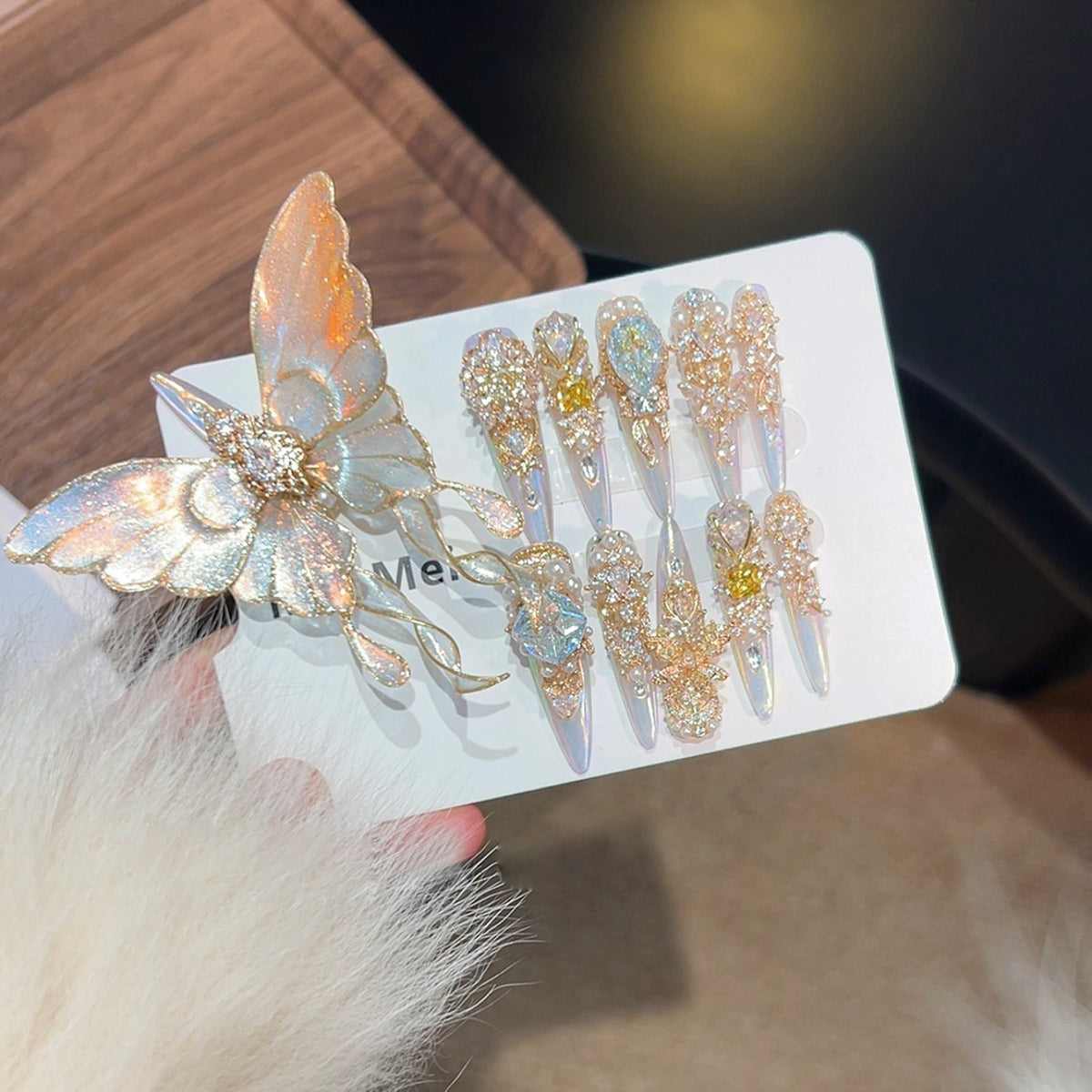 The new butterfly bursts, handmade armor is worn, and the New Year's nail art is white and full of diamonds.