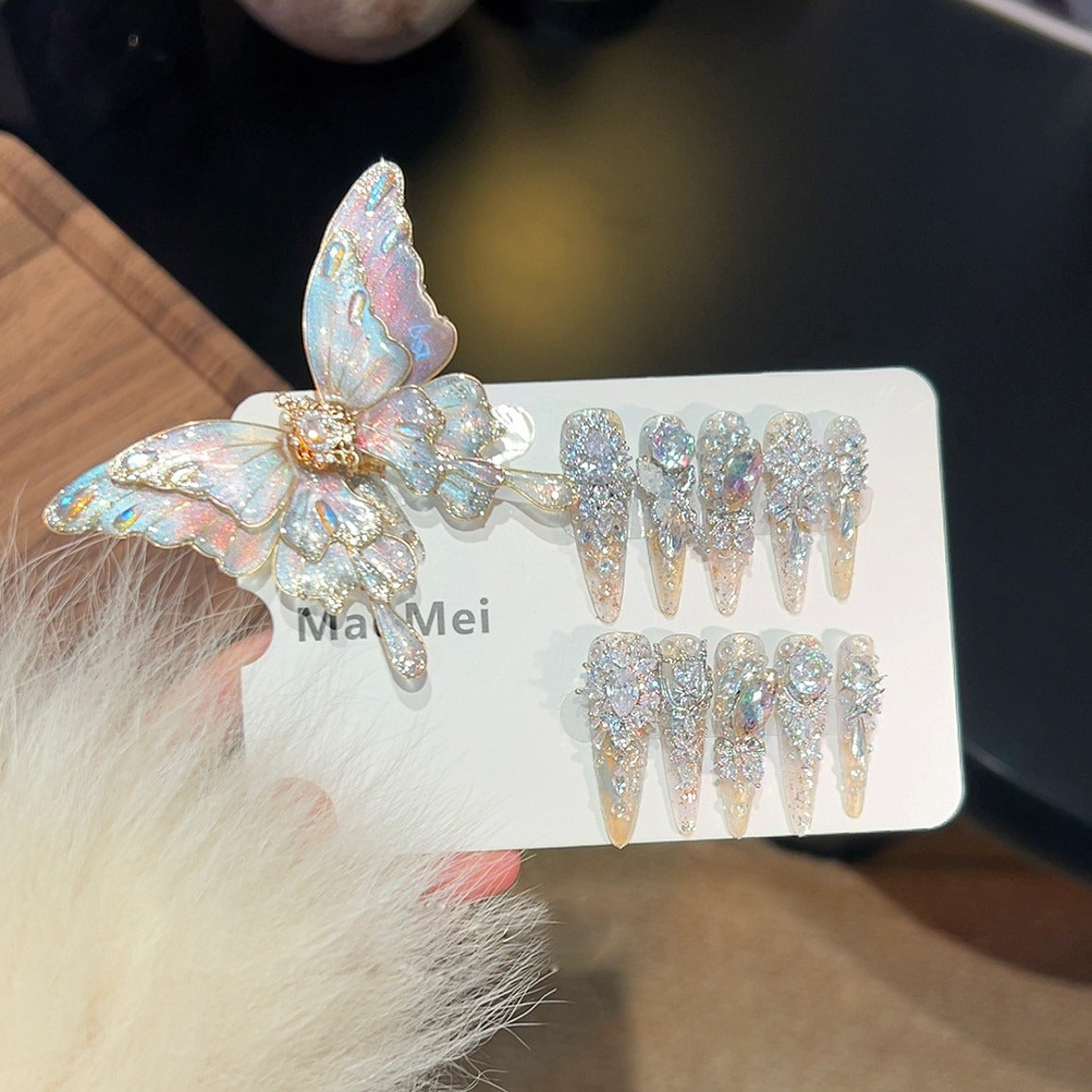 The new butterfly bursts, handmade armor is worn, and the New Year's nail art is white and full of diamonds.