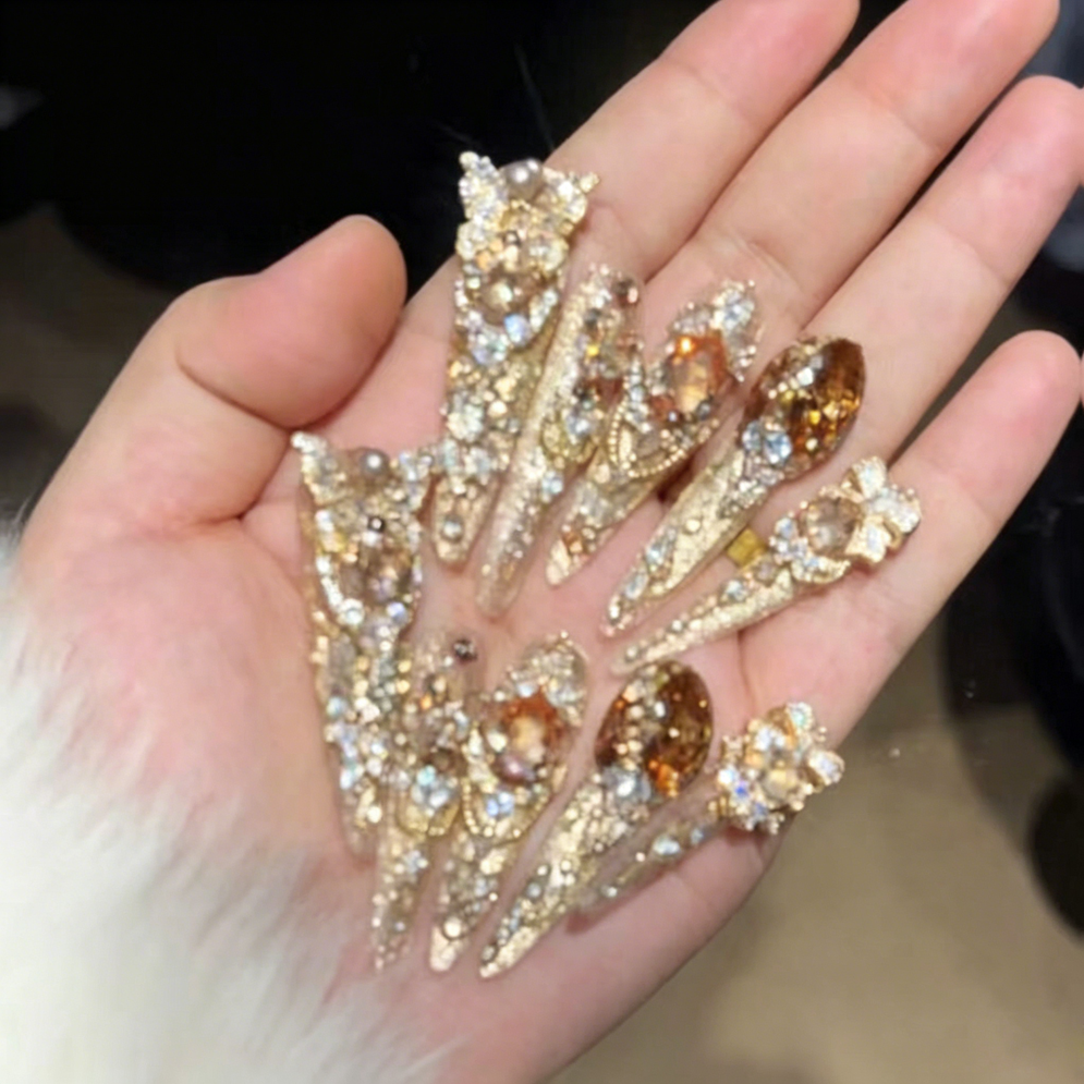 Explosive hand-worn armor, thin dog tip full of diamonds, heavy industry pure desire to smudge advanced wear manicure