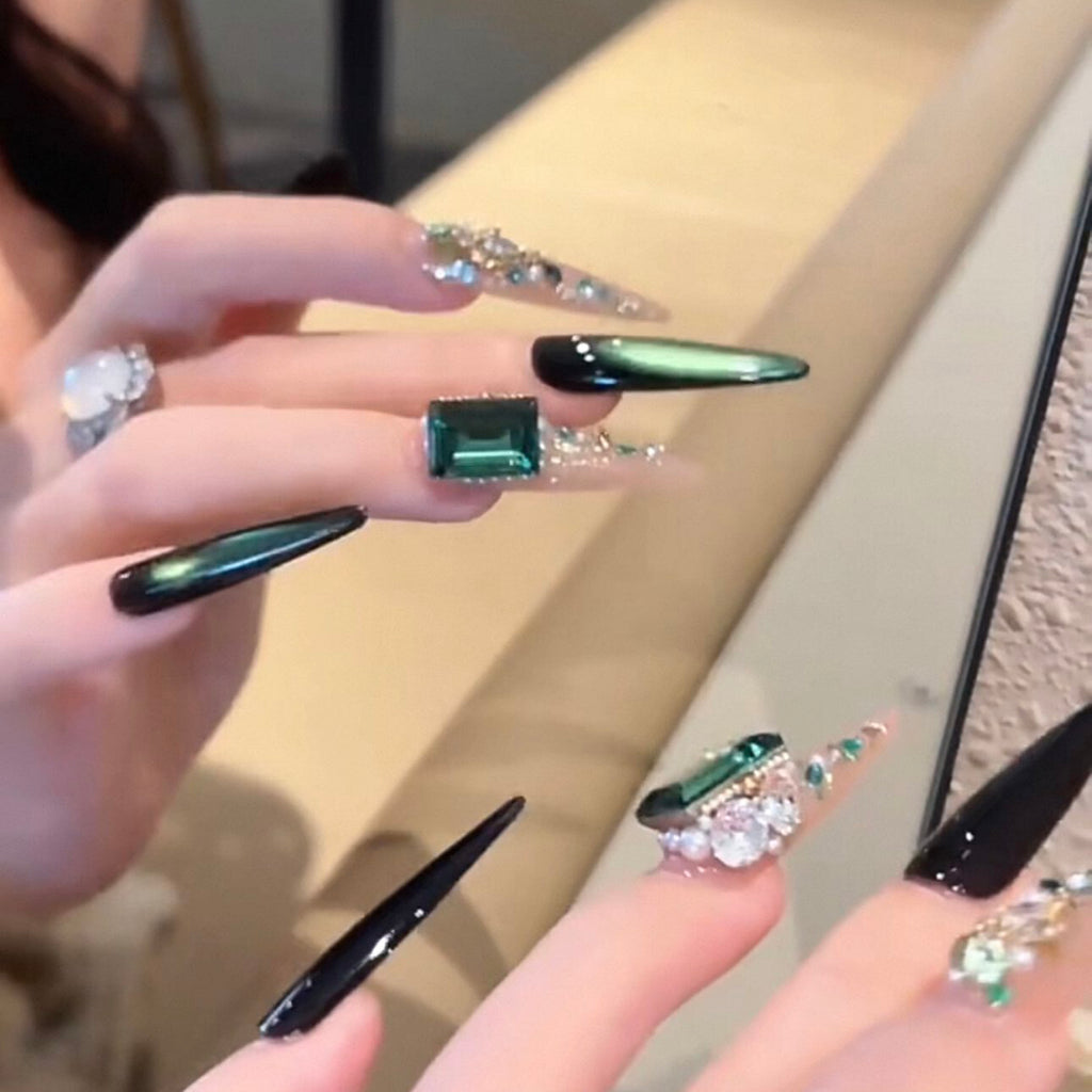 Luxurious emerald green premium press-on nails: exquisite, handcrafted, and perfect for the modern socialite