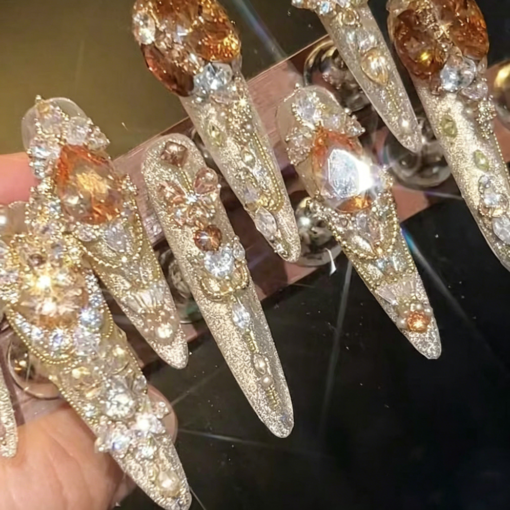 Explosive hand-worn armor, thin dog tip full of diamonds, heavy industry pure desire to smudge advanced wear manicure
