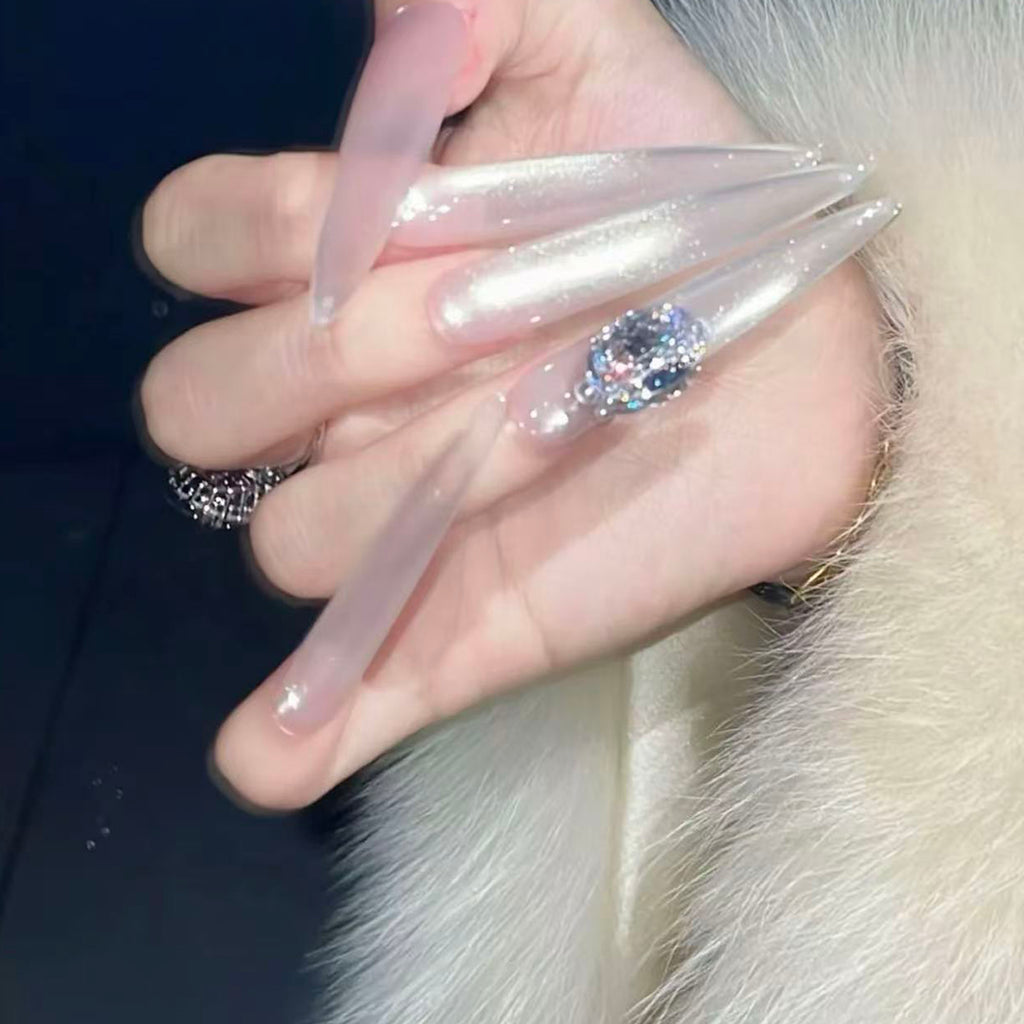 The new model is full of diamonds, heavy industry wears armor, handmade light luxury heavy industry, golden temperament shows white nail art