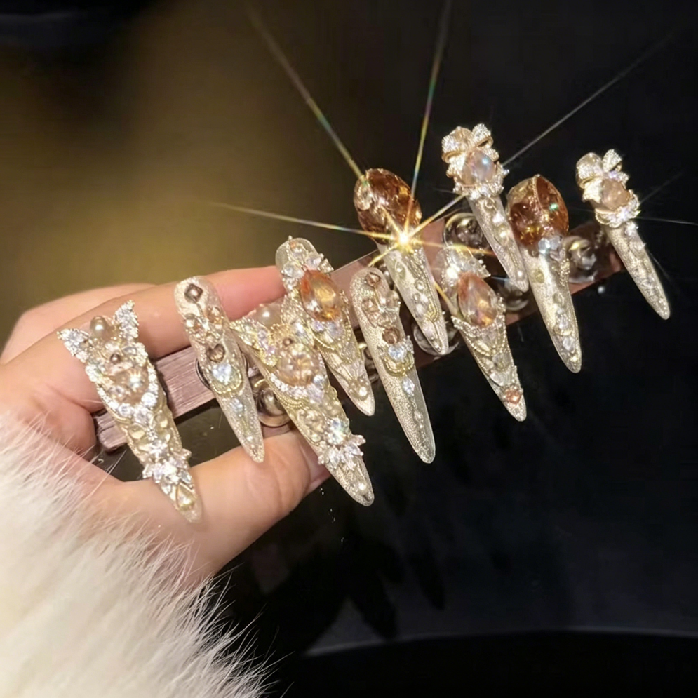 Explosive hand-worn armor, thin dog tip full of diamonds, heavy industry pure desire to smudge advanced wear manicure