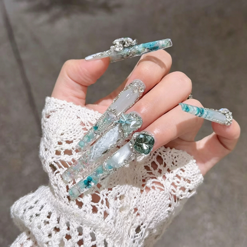 The bride wears a long nail, a new high-end whitening nail patch, beautiful handmade large-particle diamonds, and wears a manicure.