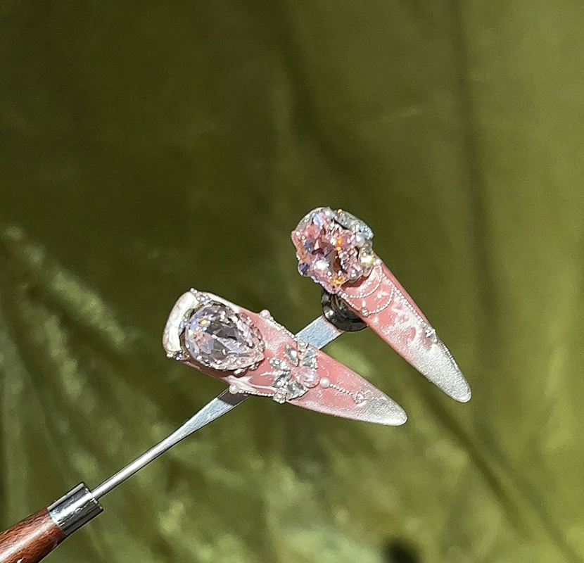 The new light luxury is full of diamond water ripples, and the cat's eye wears armor. It looks white in spring and summer, and it is pure to wear a manicure.