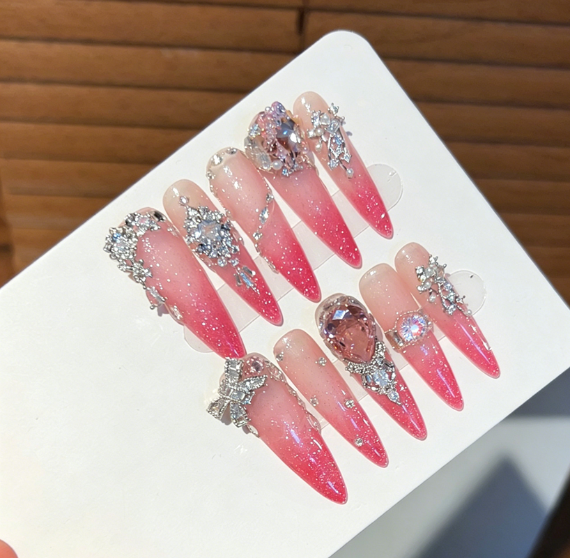 The new heavy industry explodes with sweet wind, full of diamonds, wearing armor, ring finger, diamond ring, white, wearing armor