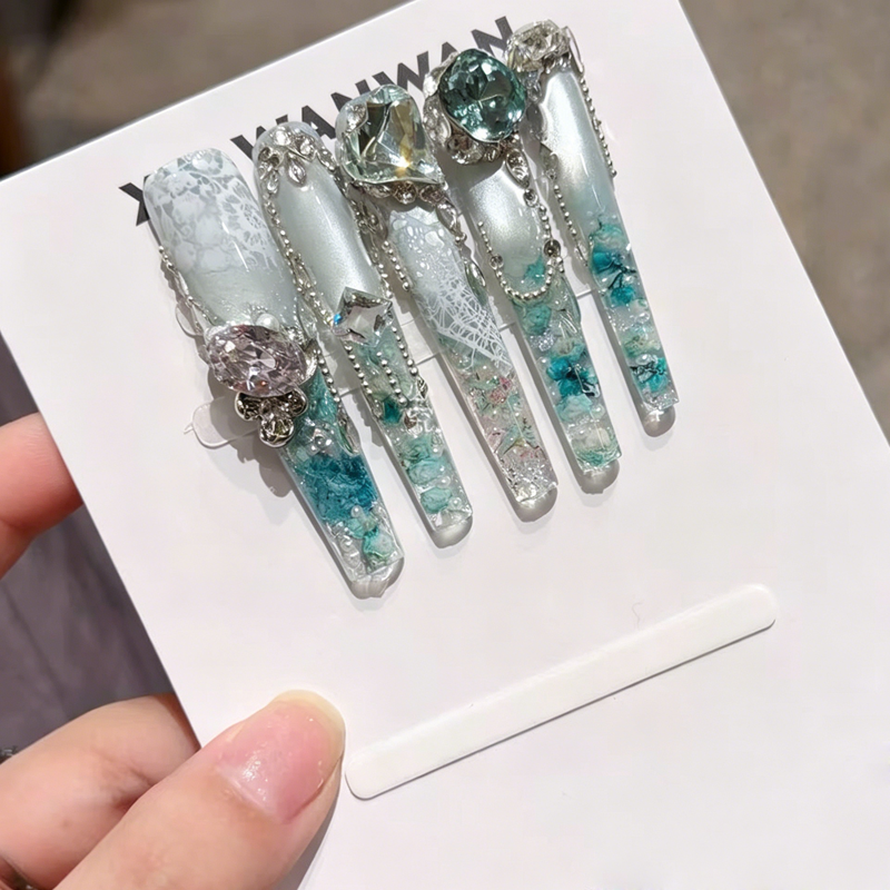 The bride wears a long nail, a new high-end whitening nail patch, beautiful handmade large-particle diamonds, and wears a manicure.