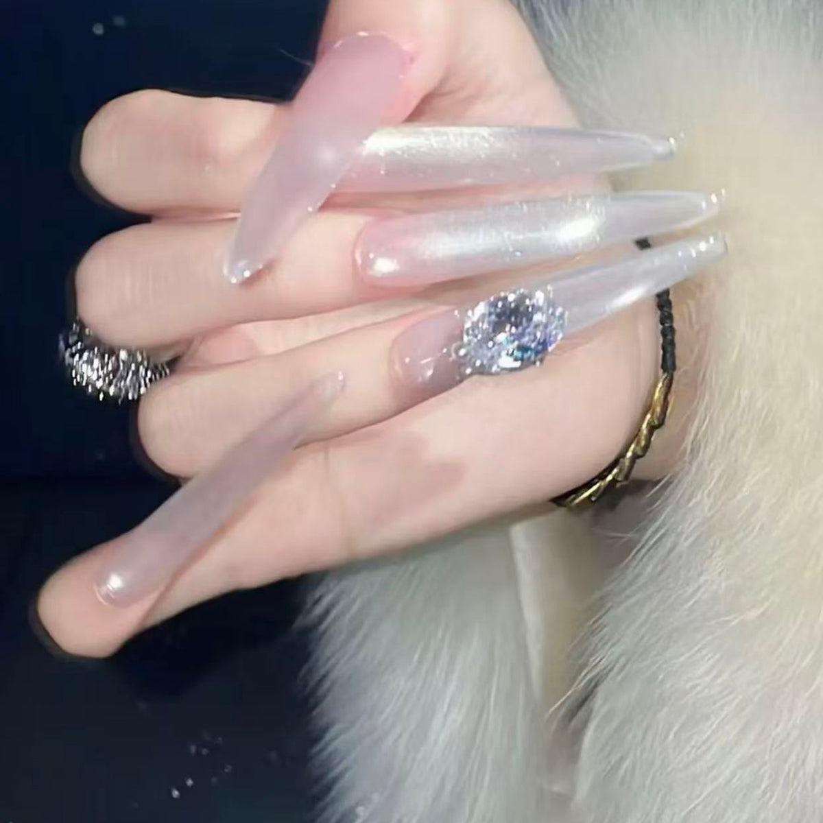 The new model is full of diamonds, heavy industry wears armor, handmade light luxury heavy industry, golden temperament shows white nail art
