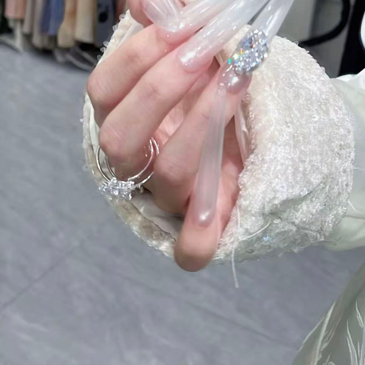 The new model is full of diamonds, heavy industry wears armor, handmade light luxury heavy industry, golden temperament shows white nail art