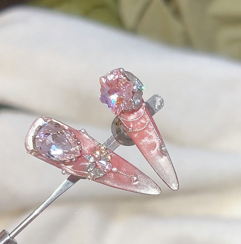 The new light luxury is full of diamond water ripples, and the cat's eye wears armor. It looks white in spring and summer, and it is pure to wear a manicure.