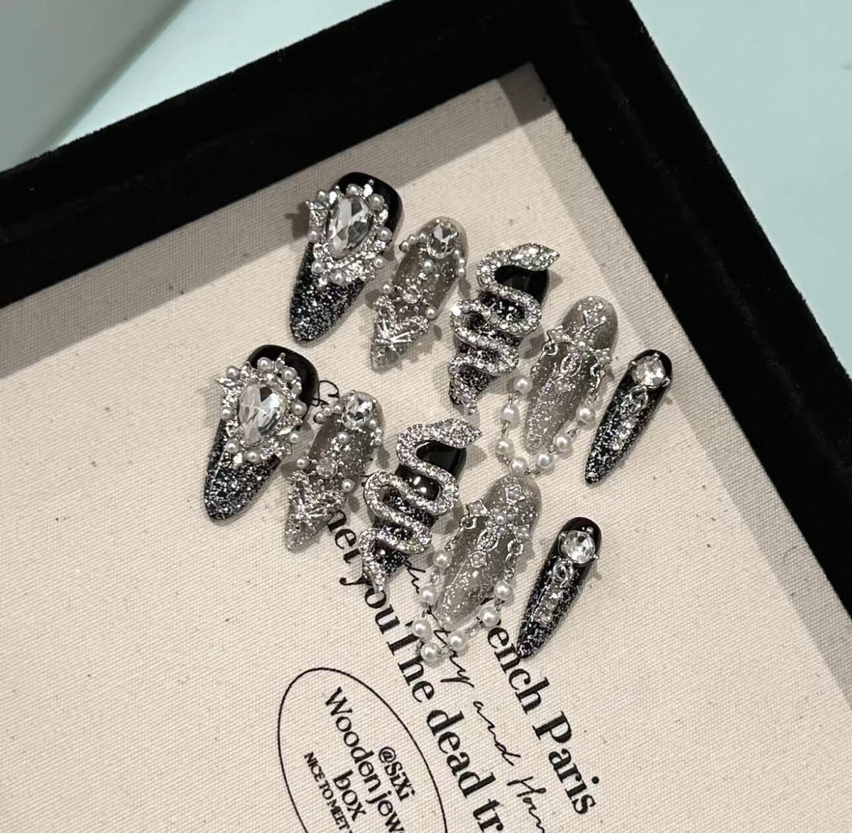Sweet and cool girl metallic manicure wearable nails snake style stereo silver snake full diamond chain classy nails