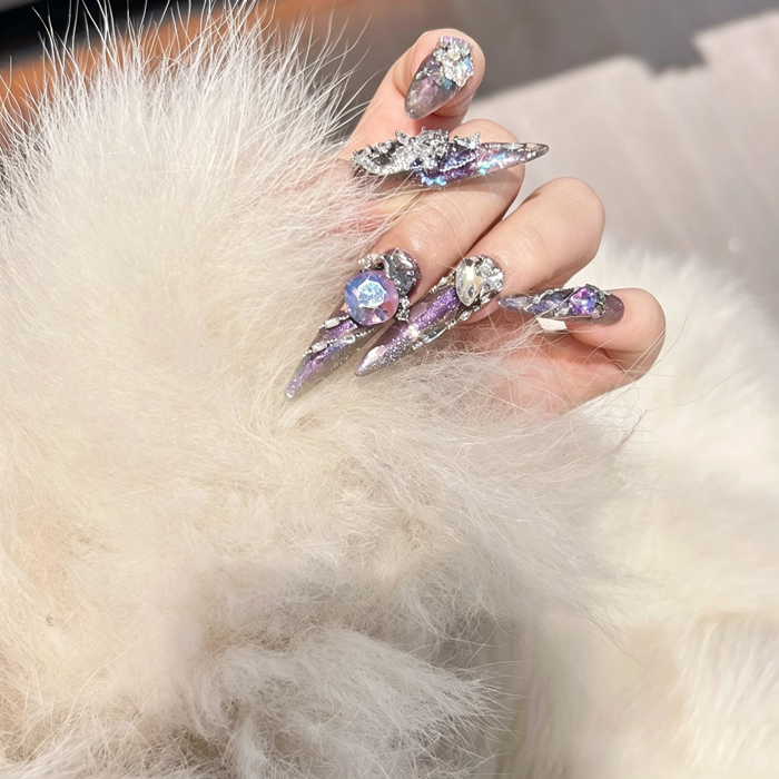 Explosive handmade wearable nails, thin dog tips, full of diamonds, heavy industry french brocade, whitening, high-end wearable manicure