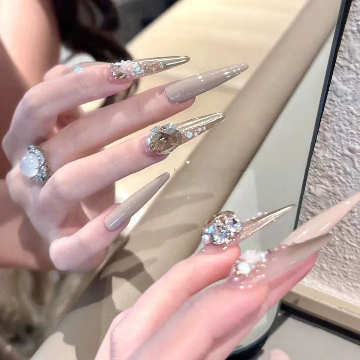 Luxurious emerald green premium press-on nails: exquisite, handcrafted, and perfect for the modern socialite