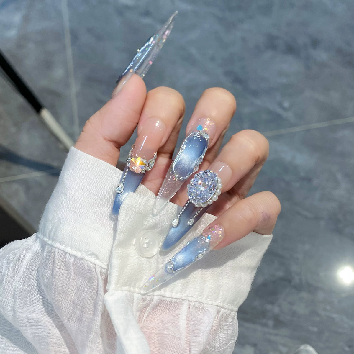 Purely handmade armor blue cat eye star zircon diamond pearl broken diamond blue diamond whiteelegant thin dog long pointed fall and winter