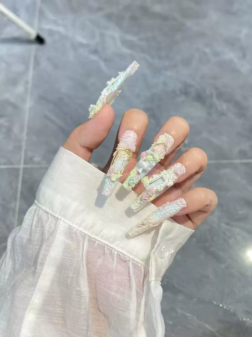 Purely handmade armor to show white hand-painted watercolor oil painting style stereo plaster glue fine dog armor rococo style classy