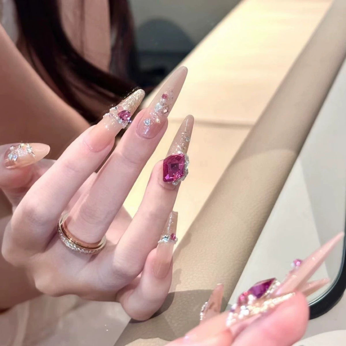 Luxurious emerald green premium press-on nails: exquisite, handcrafted, and perfect for the modern socialite