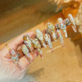 Explosive hand-worn armor, thin dog tip full of diamonds, heavy industry pure desire to smudge advanced wear manicure