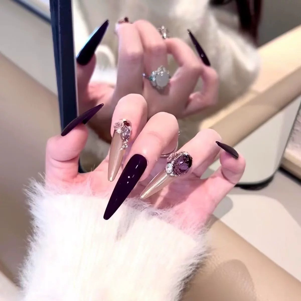 Luxurious emerald green premium press-on nails: exquisite, handcrafted, and perfect for the modern socialite