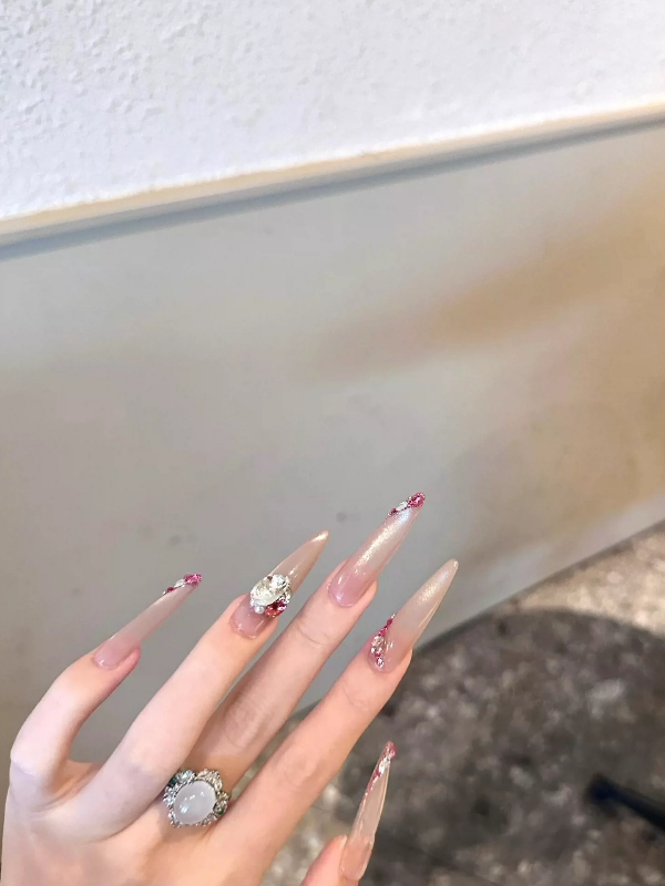 Summer's hottest glass bead cat eye gel polish! this porcelain white, high-density magnetic powder creates a stunning, high-end, and intensely shimmering cat eye effect that really makes your nails pop
