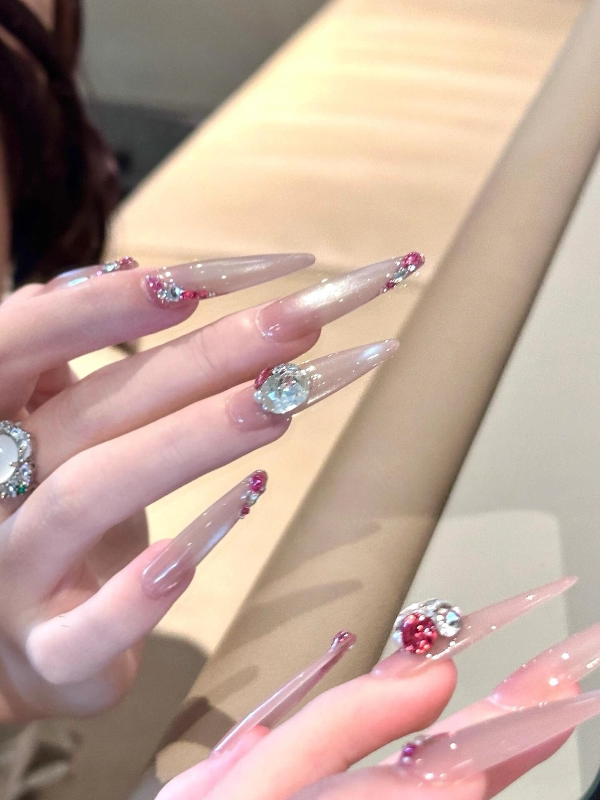 Summer's hottest glass bead cat eye gel polish! this porcelain white, high-density magnetic powder creates a stunning, high-end, and intensely shimmering cat eye effect that really makes your nails pop
