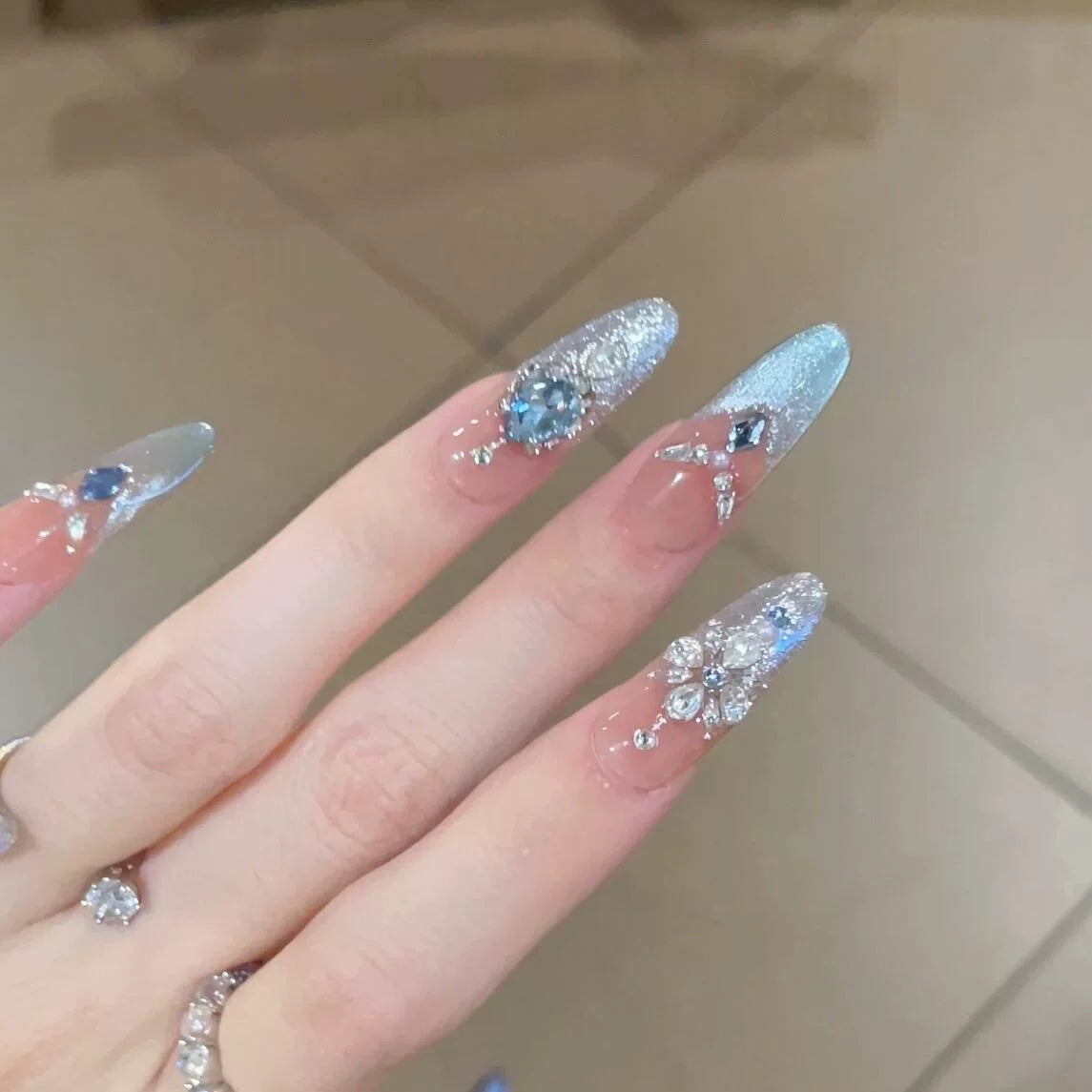 Glass beads gentle cat eye ice wear armor gradual change color diamond jewelry burst flash blue diamond long white advanced sense manicure