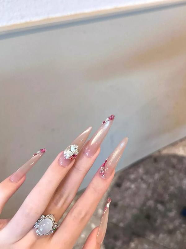 Summer's hottest glass bead cat eye gel polish! this porcelain white, high-density magnetic powder creates a stunning, high-end, and intensely shimmering cat eye effect that really makes your nails pop