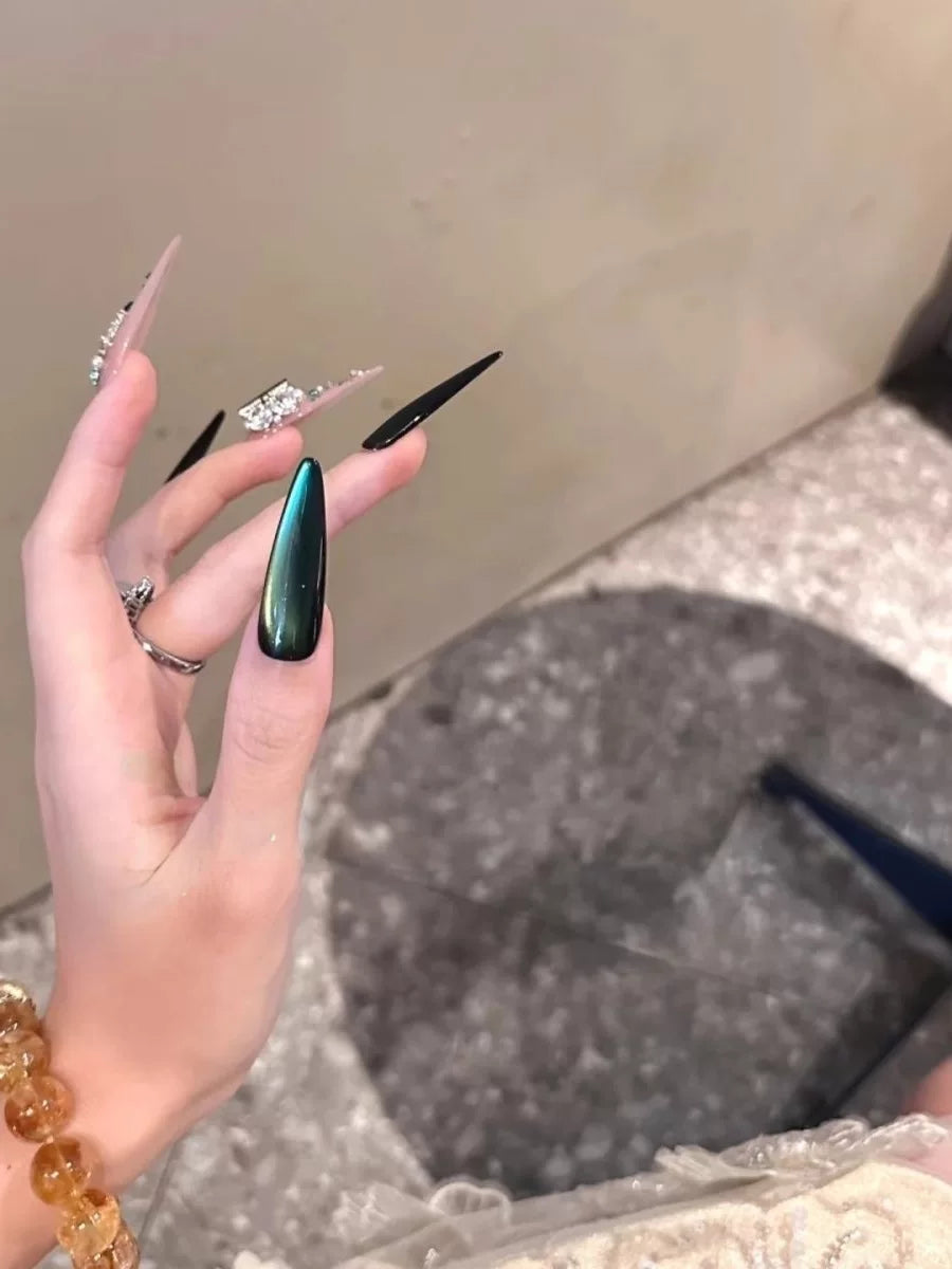 Luxurious emerald green premium press-on nails: exquisite, handcrafted, and perfect for the modern socialite