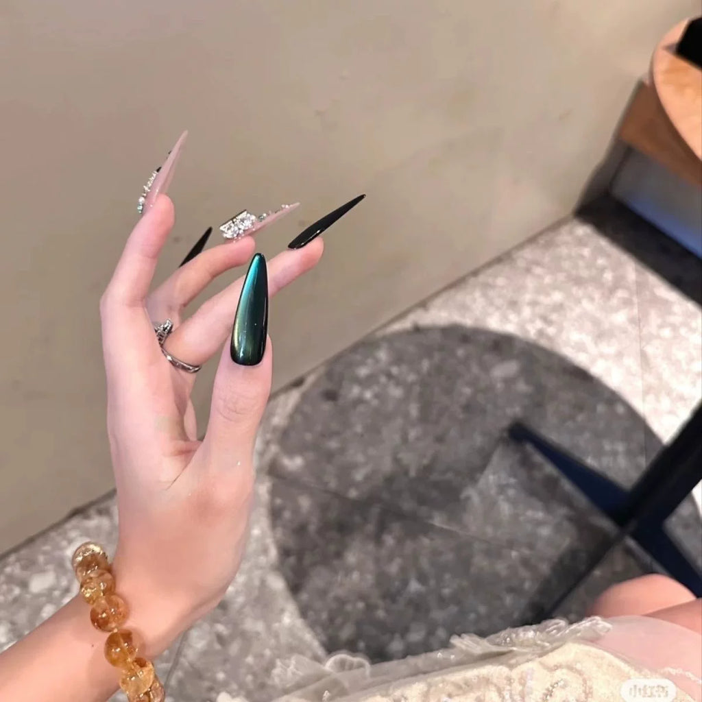 Luxurious emerald green premium press-on nails: exquisite, handcrafted, and perfect for the modern socialite