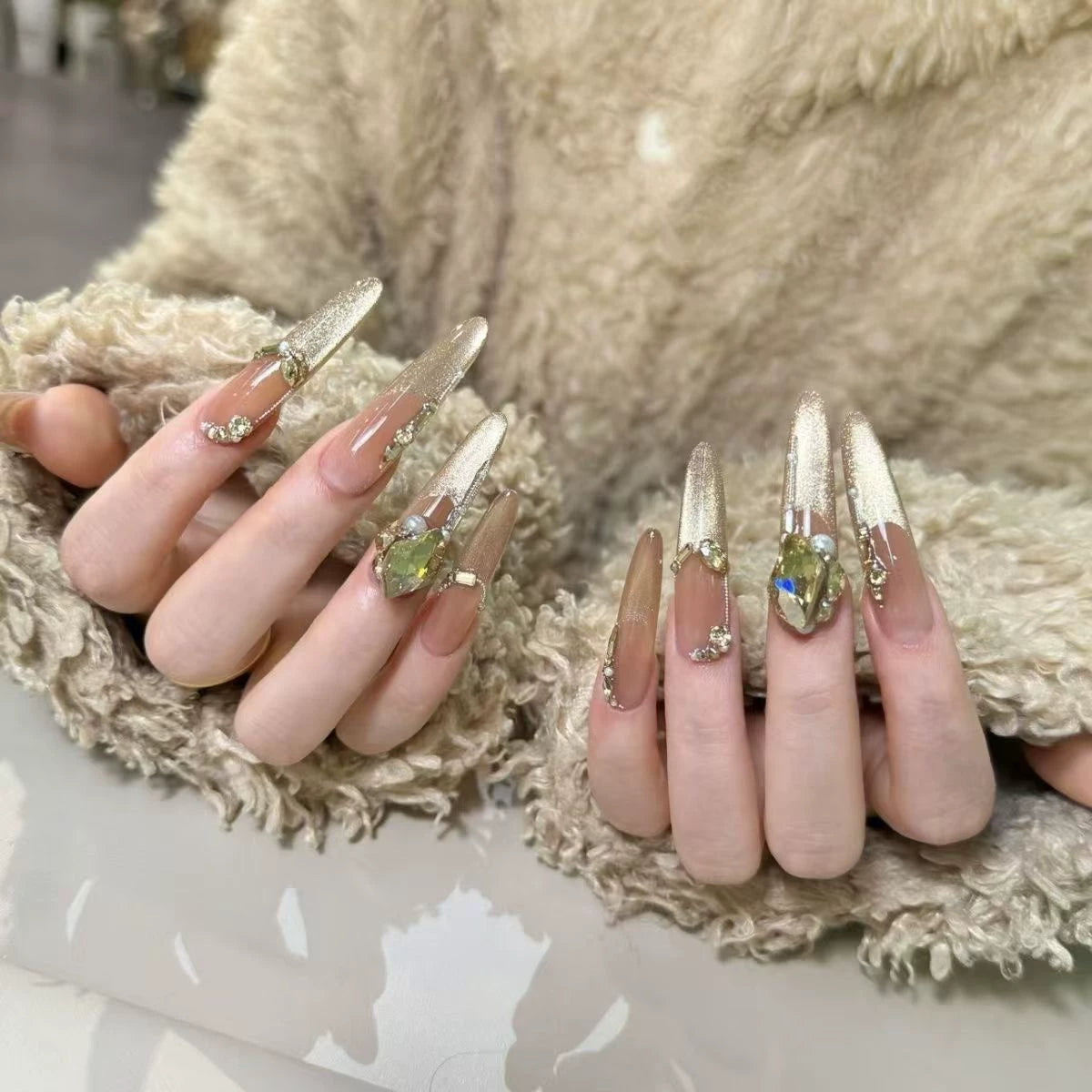 Extravagant atmosphere, handmade customized manicure, wearing manicure, sparkling Huazi diamond chain, cat's eye manicure