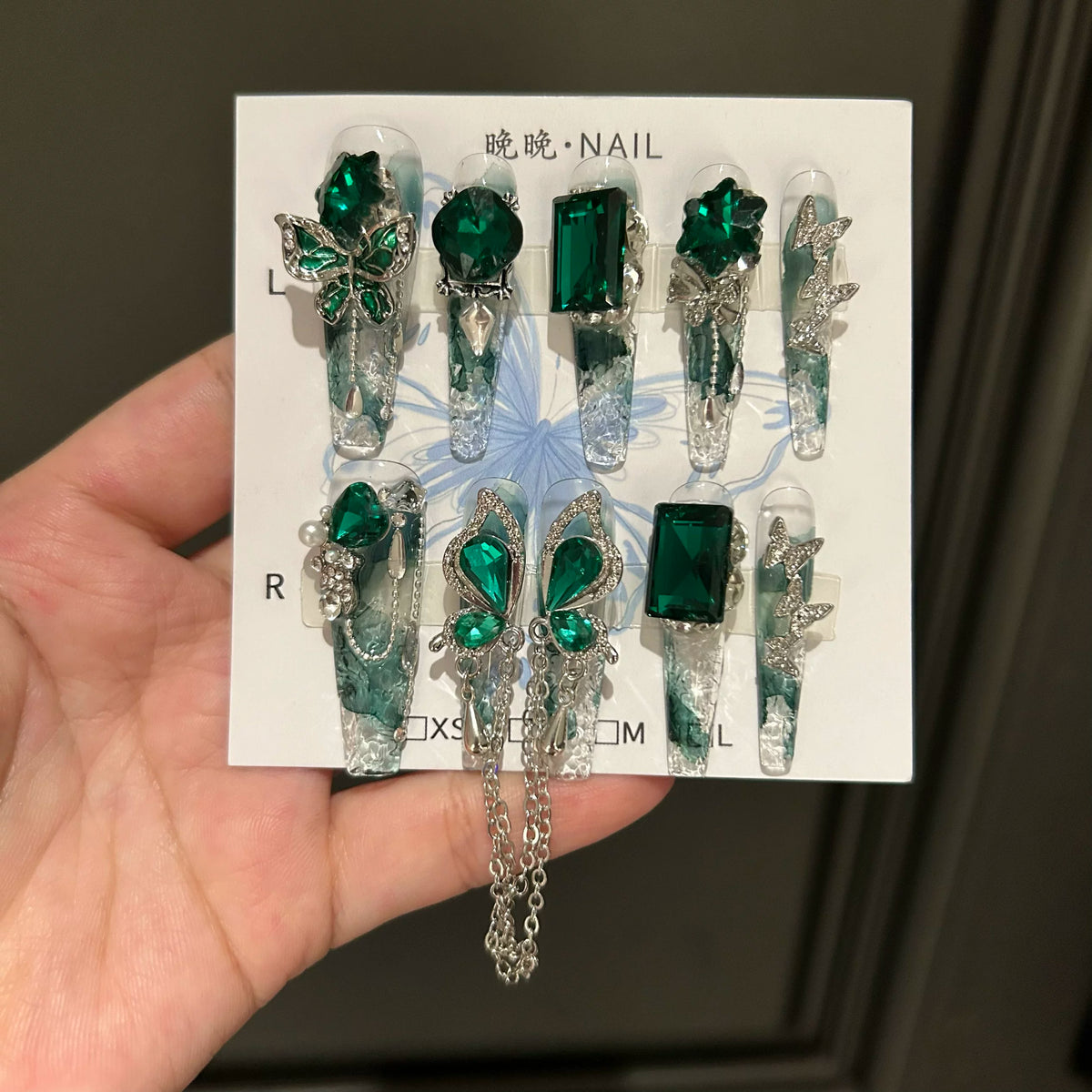 Hand-worn armor, green bow chain, high-end whitening nail patch, broken ice and ice glass armor.