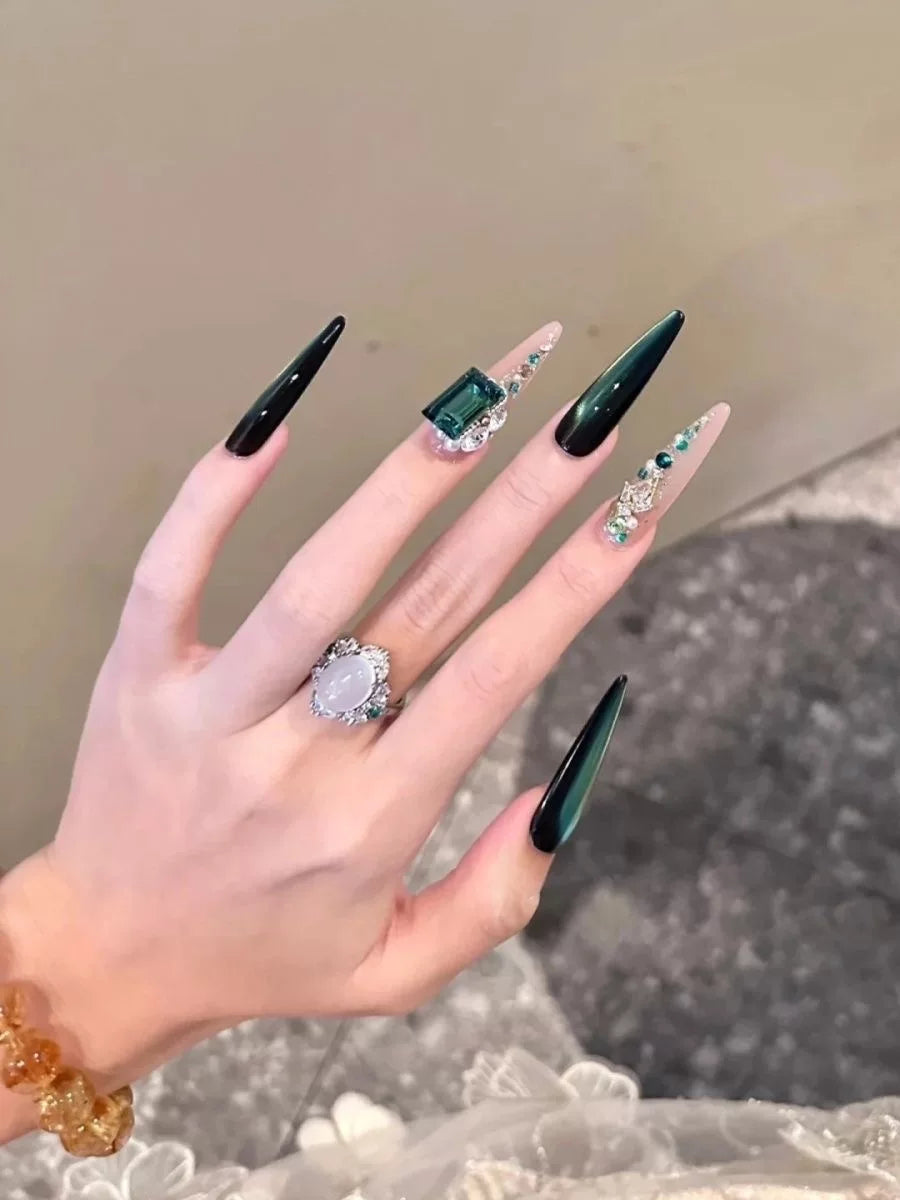 Luxurious emerald green premium press-on nails: exquisite, handcrafted, and perfect for the modern socialite
