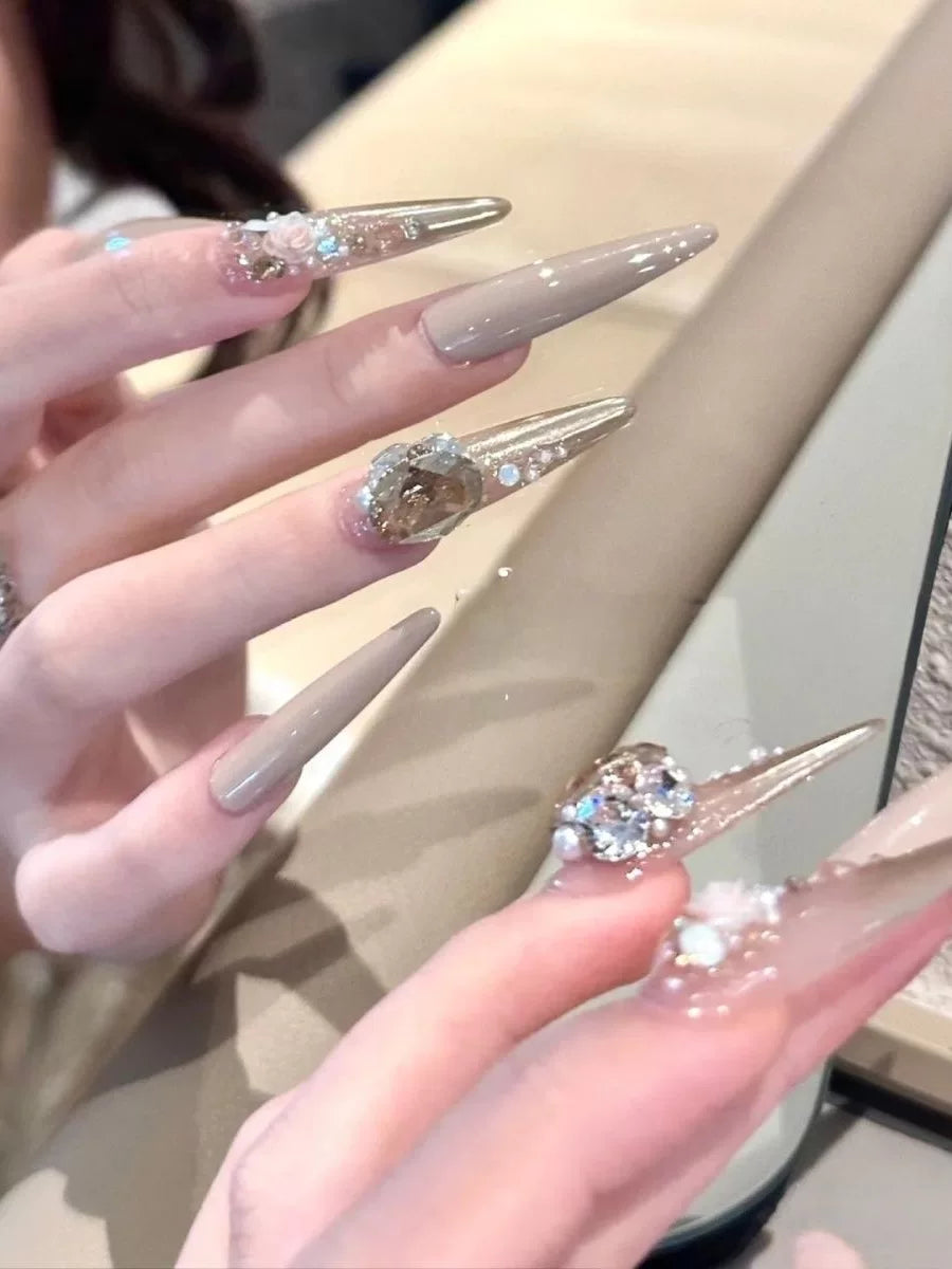 Luxurious emerald green premium press-on nails: exquisite, handcrafted, and perfect for the modern socialite