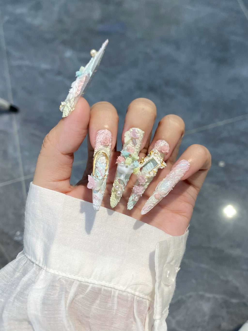 Purely handmade armor to show white hand-painted watercolor oil painting style stereo plaster glue fine dog armor rococo style classy