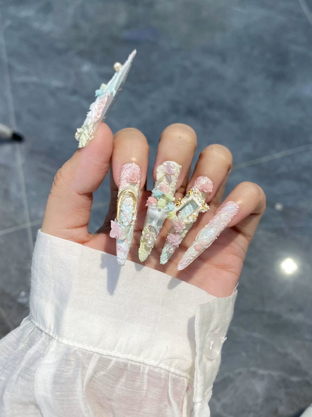 Purely handmade armor to show white hand-painted watercolor oil painting style stereo plaster glue fine dog armor rococo style classy