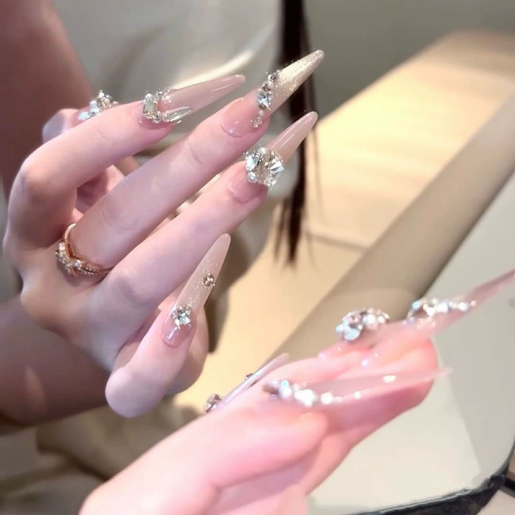 Luxurious emerald green premium press-on nails: exquisite, handcrafted, and perfect for the modern socialite