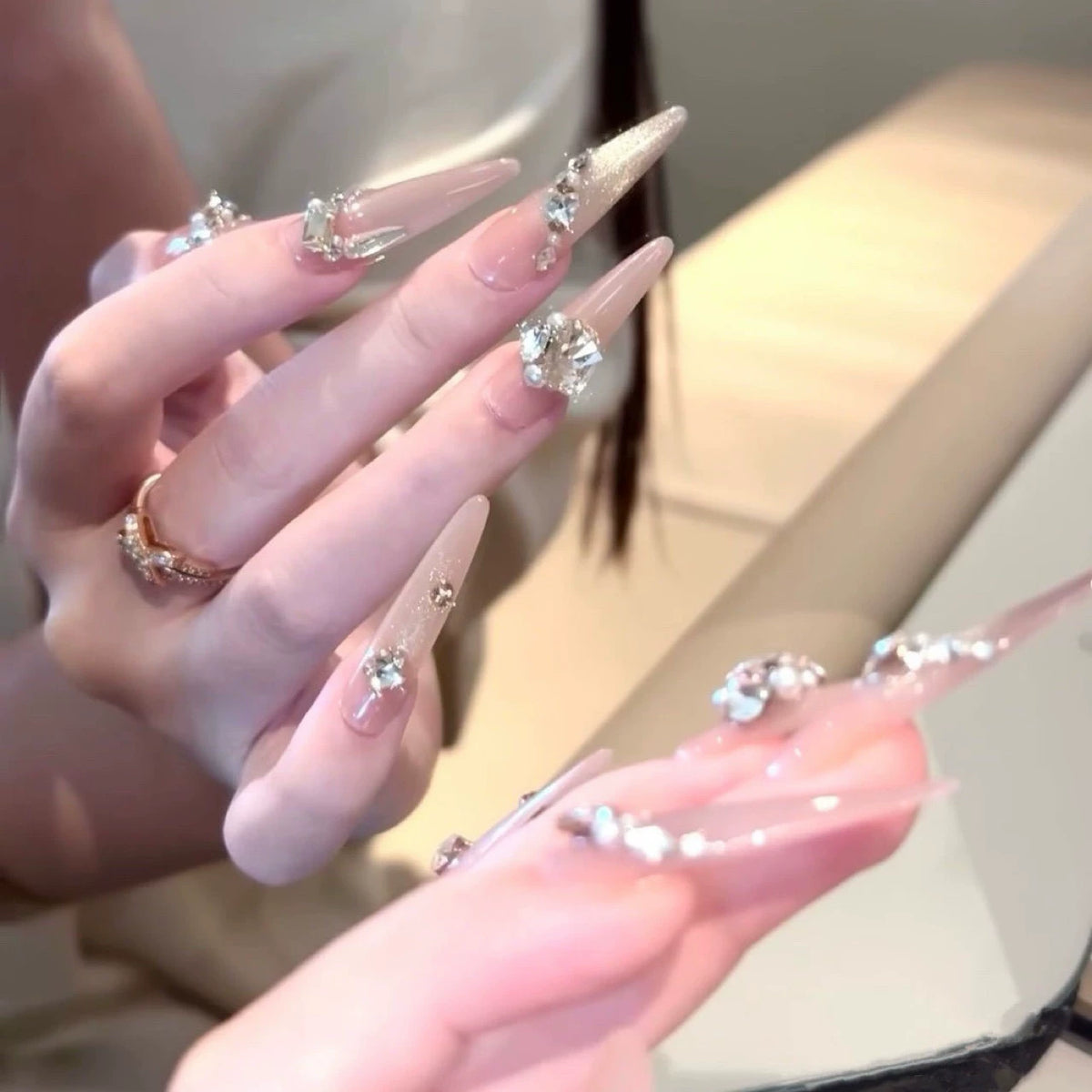 Luxurious emerald green premium press-on nails: exquisite, handcrafted, and perfect for the modern socialite
