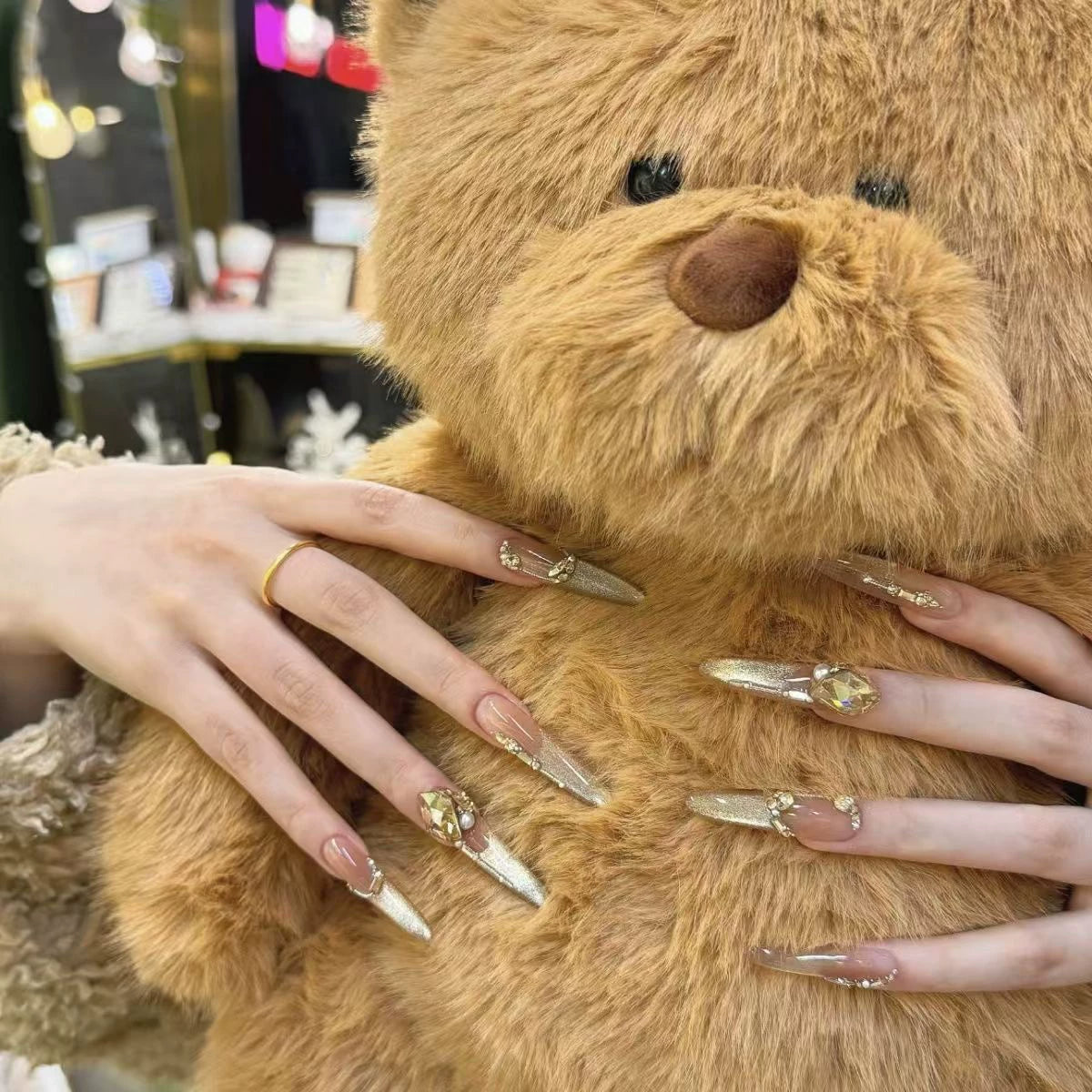 Extravagant atmosphere, handmade customized manicure, wearing manicure, sparkling Huazi diamond chain, cat's eye manicure