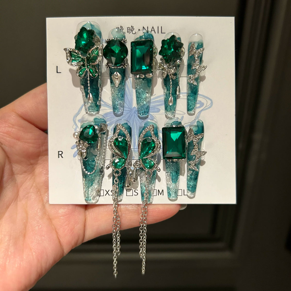 Hand-worn armor, green bow chain, high-end whitening nail patch, broken ice and ice glass armor.