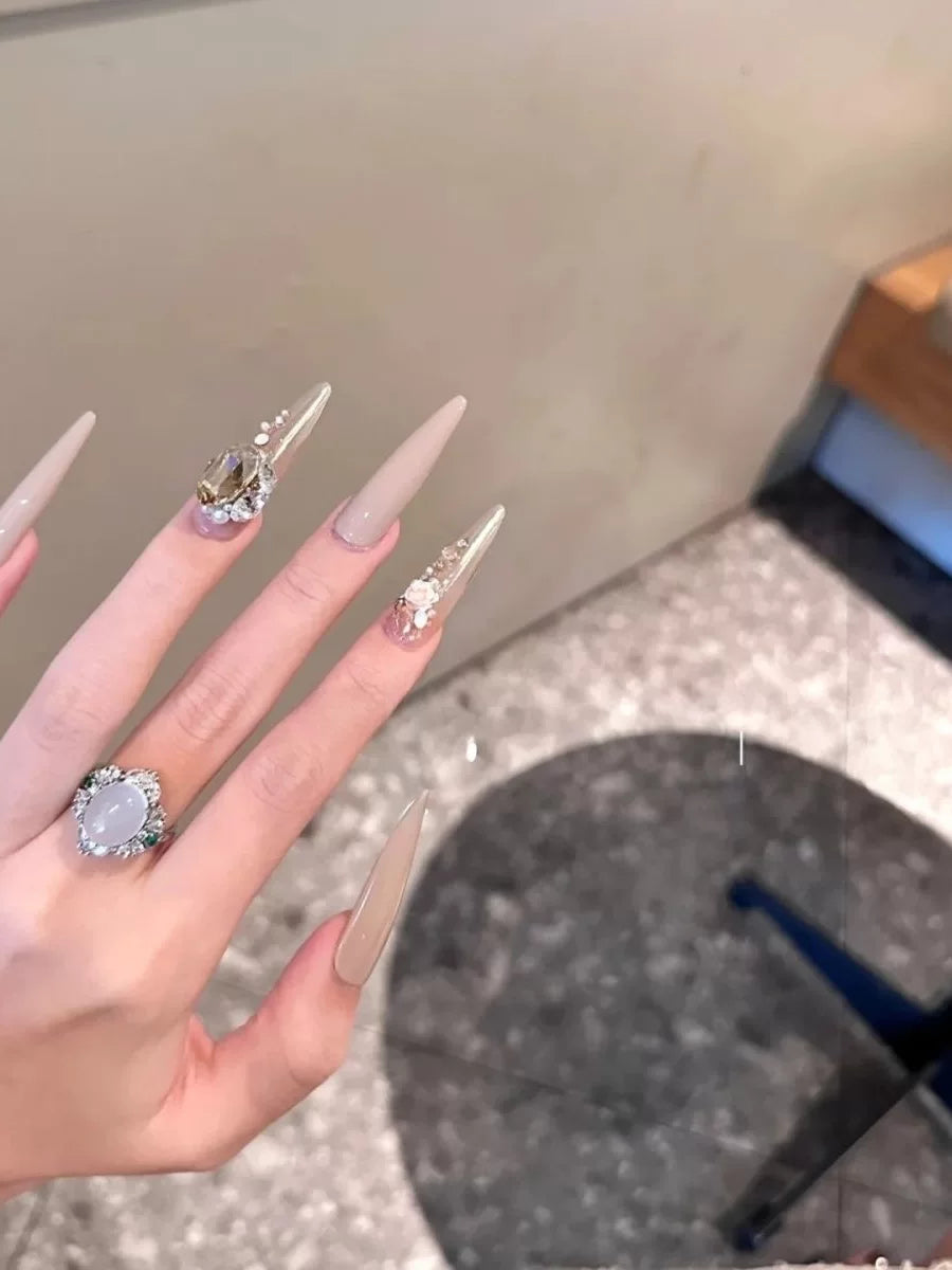 Luxurious emerald green premium press-on nails: exquisite, handcrafted, and perfect for the modern socialite