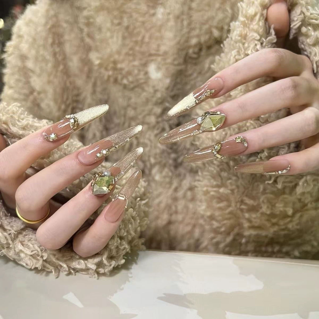 Extravagant atmosphere, handmade customized manicure, wearing manicure, sparkling Huazi diamond chain, cat's eye manicure