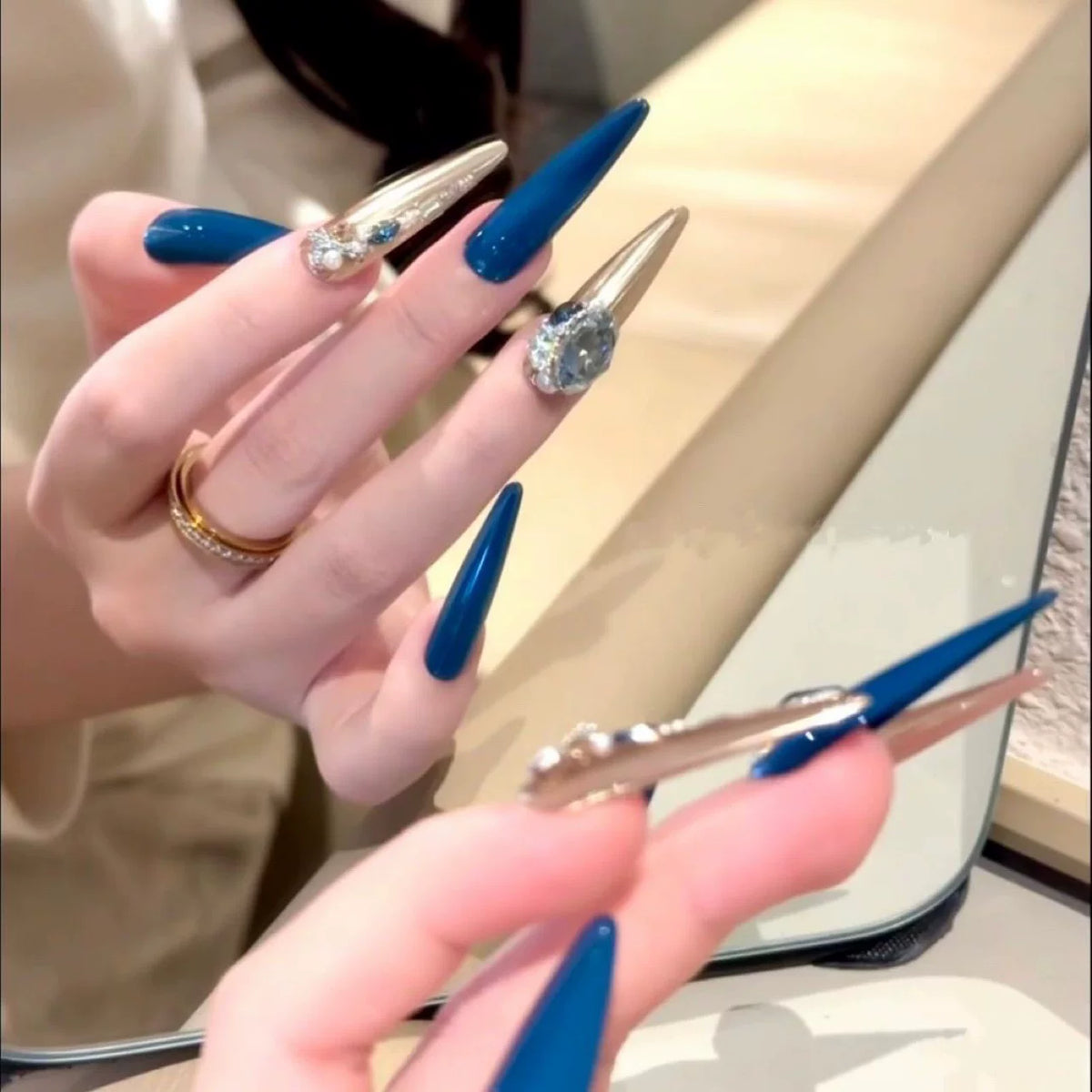 Luxurious emerald green premium press-on nails: exquisite, handcrafted, and perfect for the modern socialite