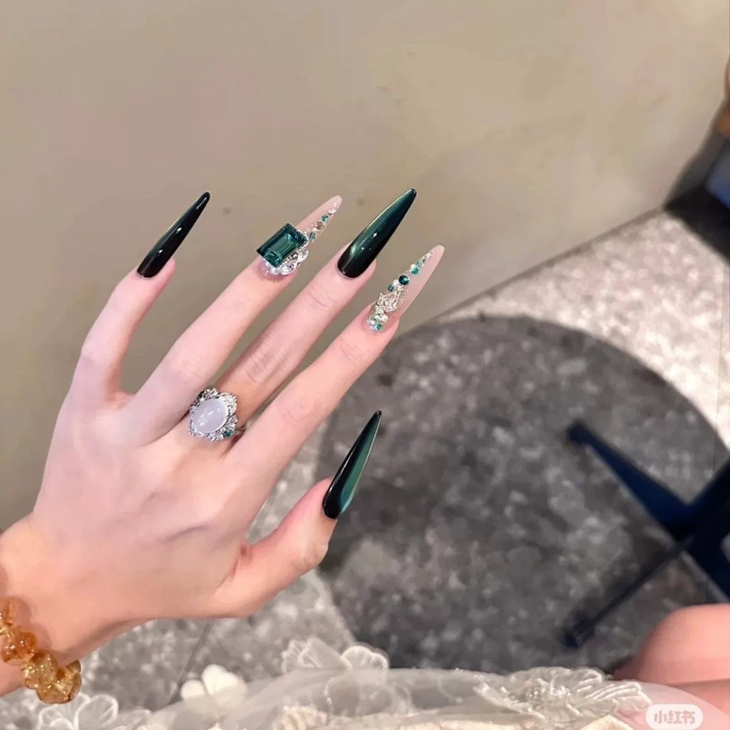 Luxurious emerald green premium press-on nails: exquisite, handcrafted, and perfect for the modern socialite