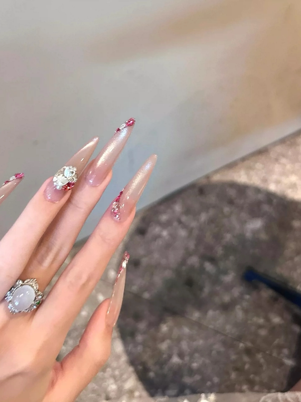 Summer's hottest glass bead cat eye gel polish! this porcelain white, high-density magnetic powder creates a stunning, high-end, and intensely shimmering cat eye effect that really makes your nails pop