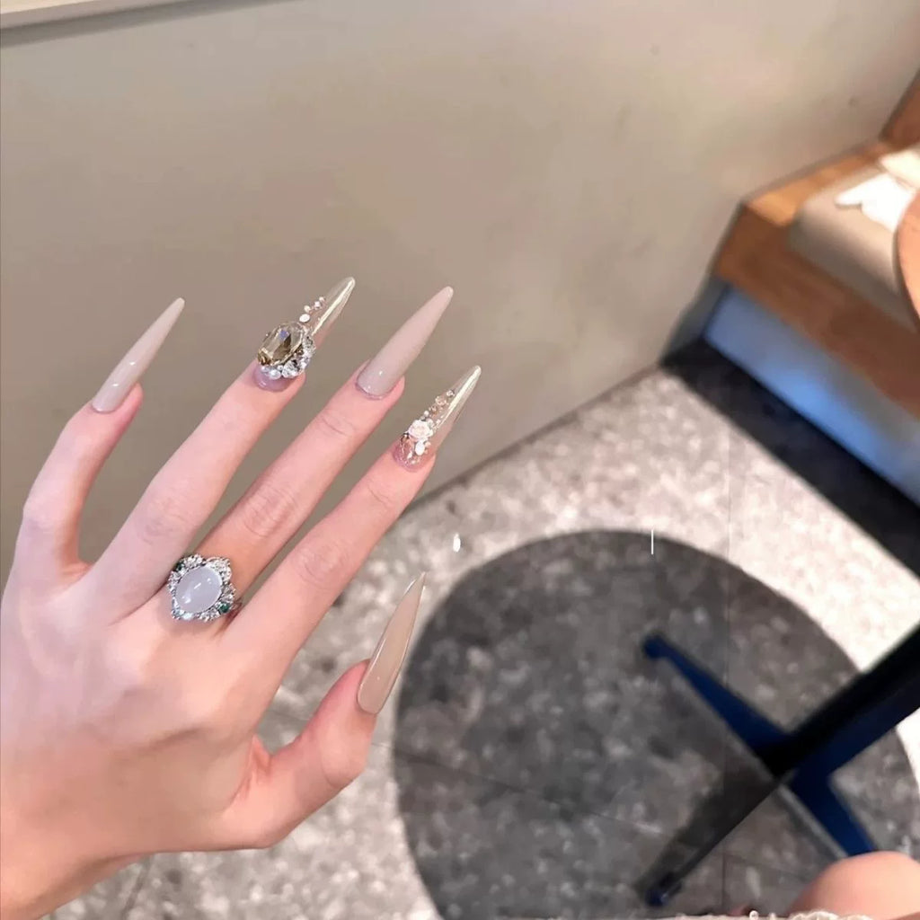 Luxurious emerald green premium press-on nails: exquisite, handcrafted, and perfect for the modern socialite