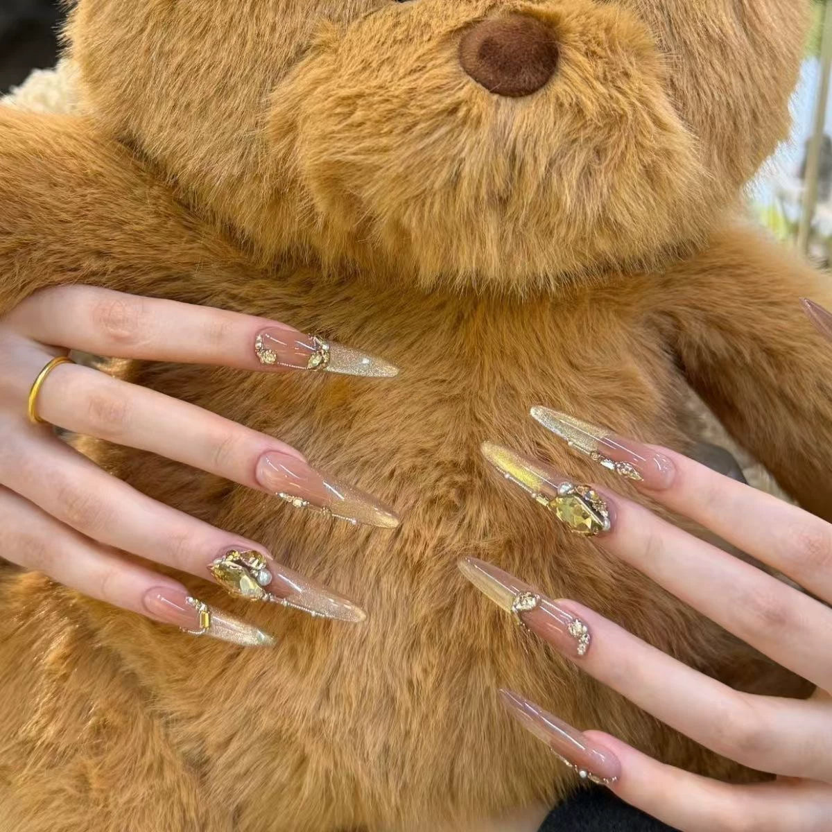 Extravagant atmosphere, handmade customized manicure, wearing manicure, sparkling Huazi diamond chain, cat's eye manicure