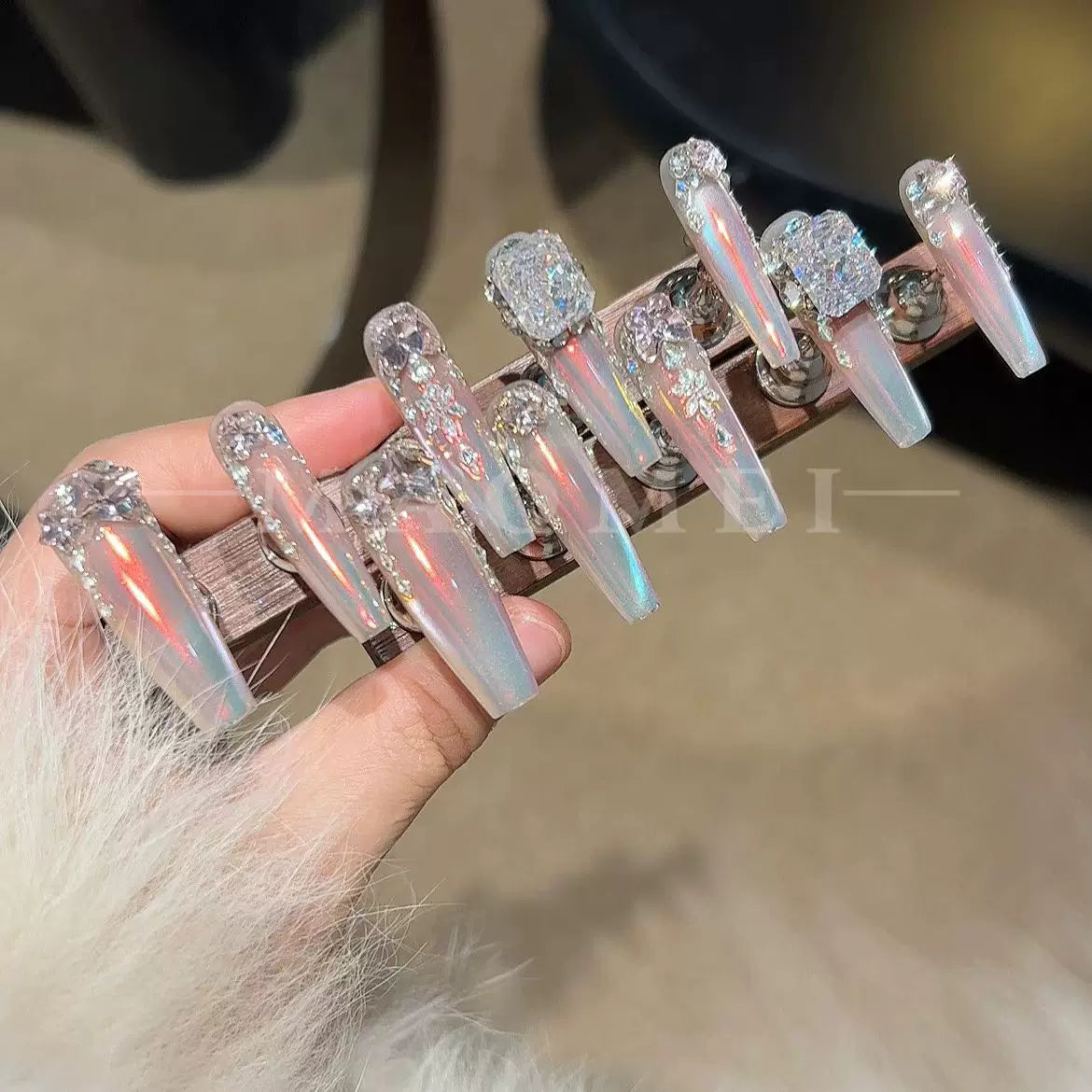 Handmade full diamond heavy industry spring blush gradual change wearing armor white cat eye spring wearing armor