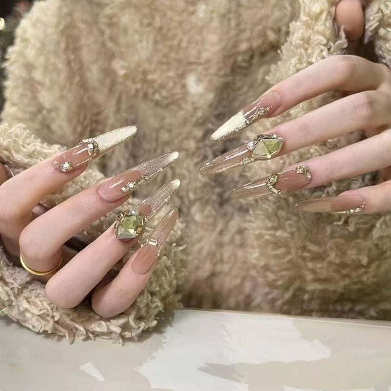 Extravagant atmosphere, handmade customized manicure, wearing manicure, sparkling Huazi diamond chain, cat's eye manicure