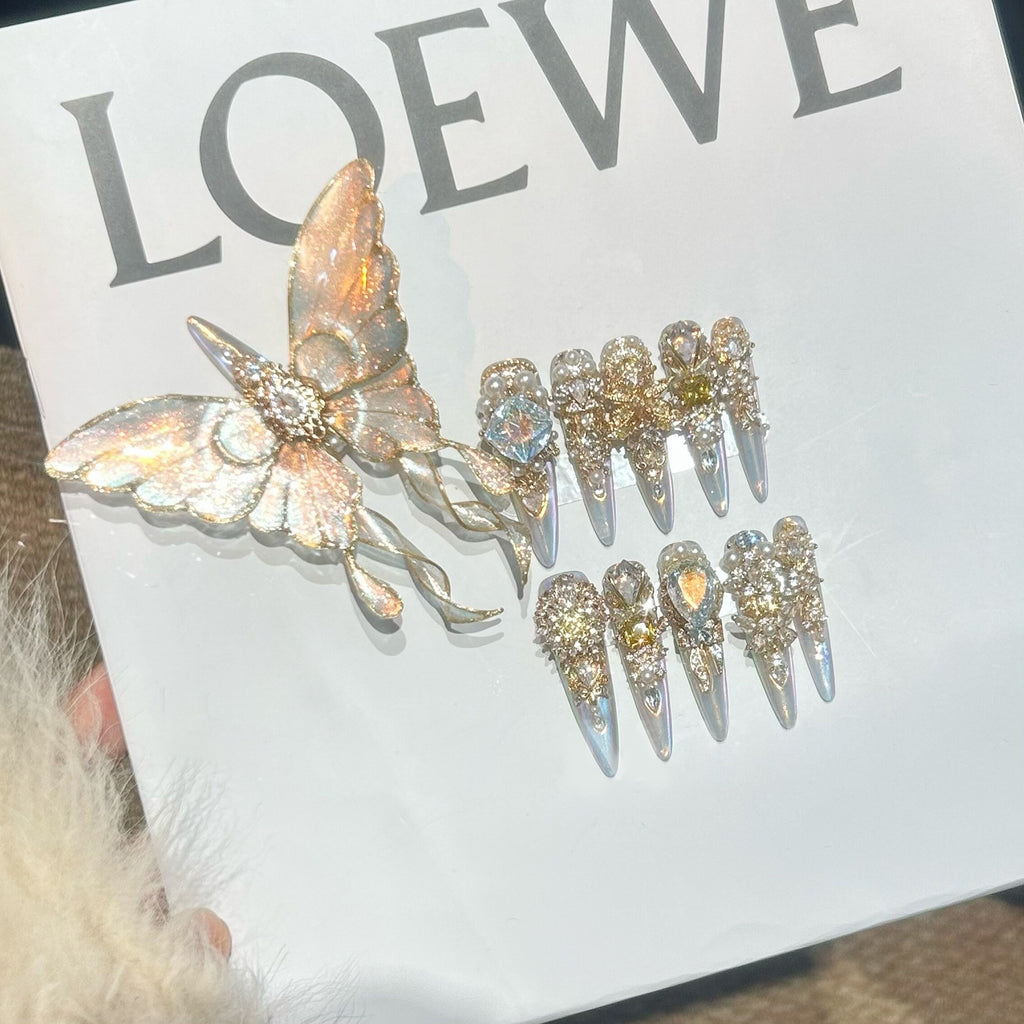 The new butterfly bursts, handmade armor is worn, and the New Year's nail art is white and full of diamonds.